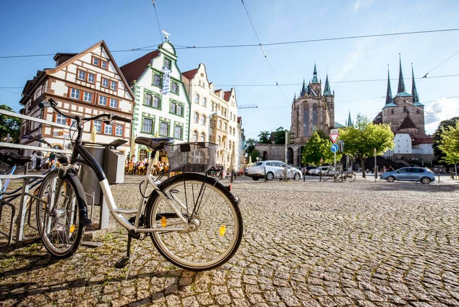 Ein Fahrrad steht vor einer Kopfsteinpflasterstraße in Dillenburg.